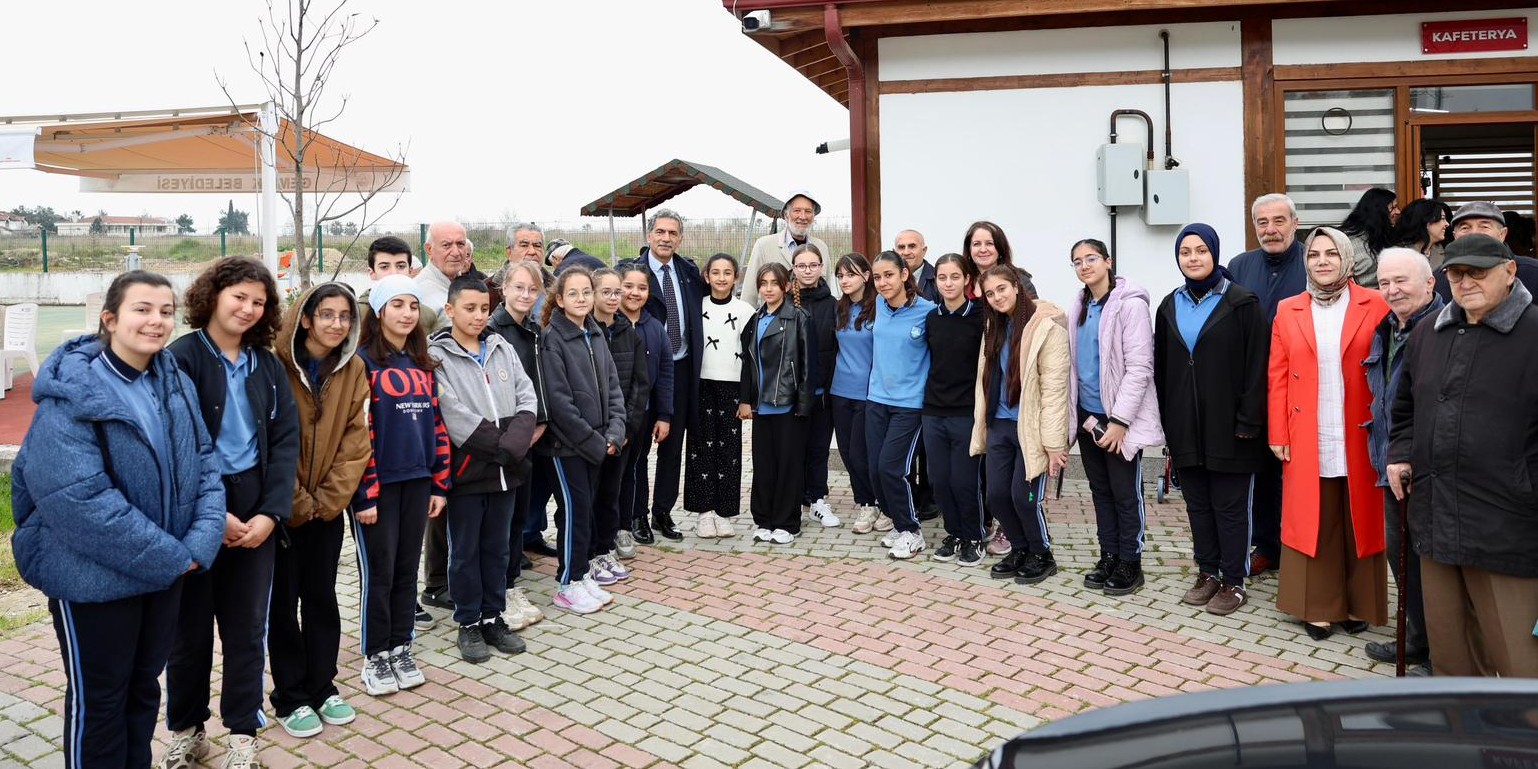 Miniklerden Yaşlı Konukevi'ne Ziyaret