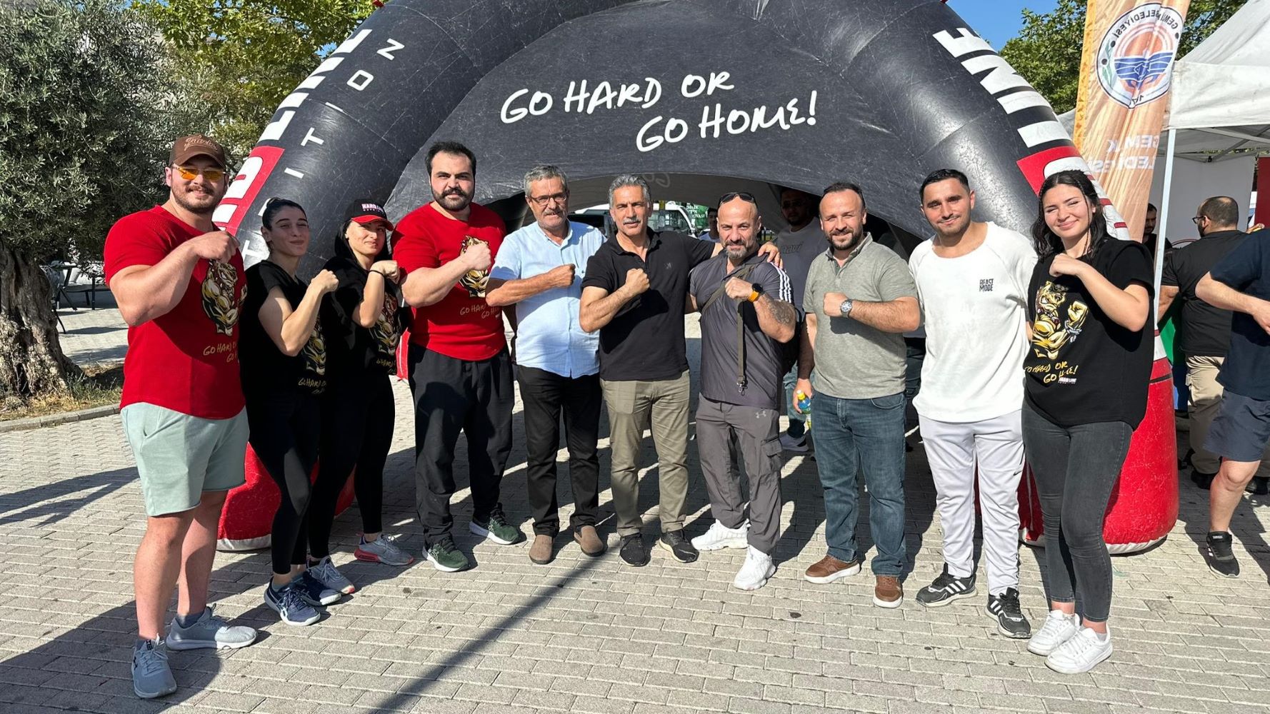 Şampiyonlardan “Halkla Bilek Güreşi”