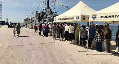 Vatandaşlar görmek için sıraya girdi