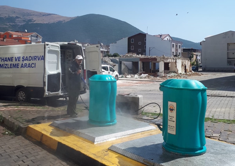 Yer altı çöp konteynırları temizleniyor