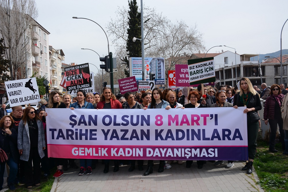 Yüzlerce kadın 8 Mart için yürüdü
