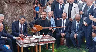 Bakan Tekin Bursa’da! Çınar altında türkü söyledi…