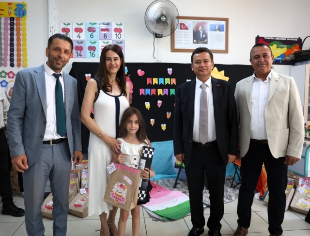 Başkan Erkan Aydın Öğrencilere Karnelerini Verdi