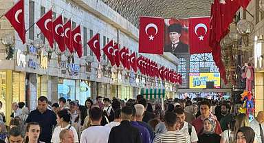 Bursa Milli maça hazır; Kapalı Çarşı’da bayrak resitali