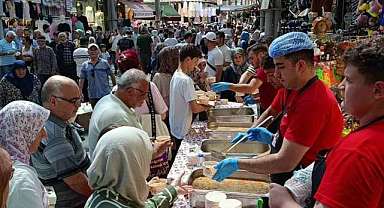 Bursa’nın merkezinde 5 bin kişiye aşure ikramı