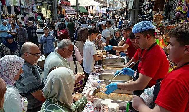 Bursa’nın merkezinde 5 bin kişiye aşure ikramı