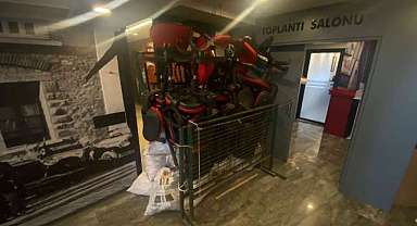 CHP Bursa İl Binasında Barikatlı Bekleyiş