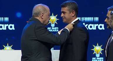 CHP’den AK Parti’ye geçti, rozetini Cumhurbaşkanı Erdoğan taktı!