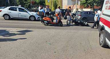 Motosiklet ambulansa çarptı: 1 yaralı