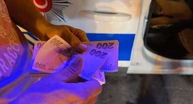 Para dolu çantayı polise teslim etti
