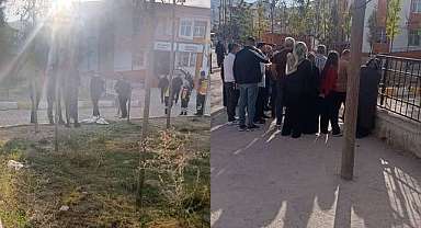 Öğrenci tüfekle geldi, veliler okula akın etti
