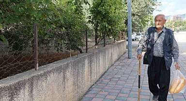 86 yaşında, her gün 8 kilometre yürüyor!